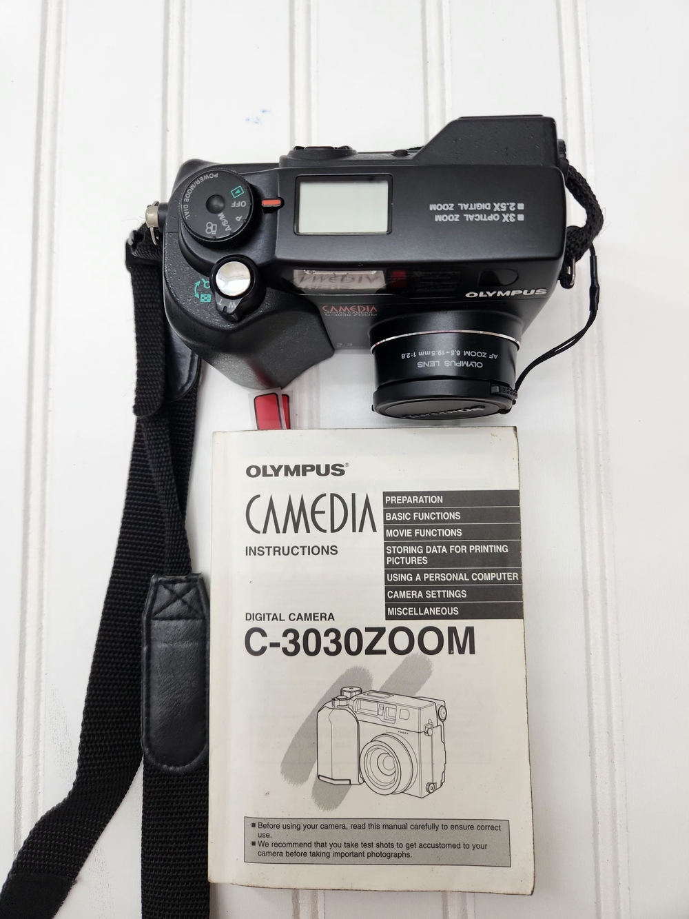 Vintage Olympus Camedia C-3030 Zoom 3.3MP Digital Camera with Manual & Strap